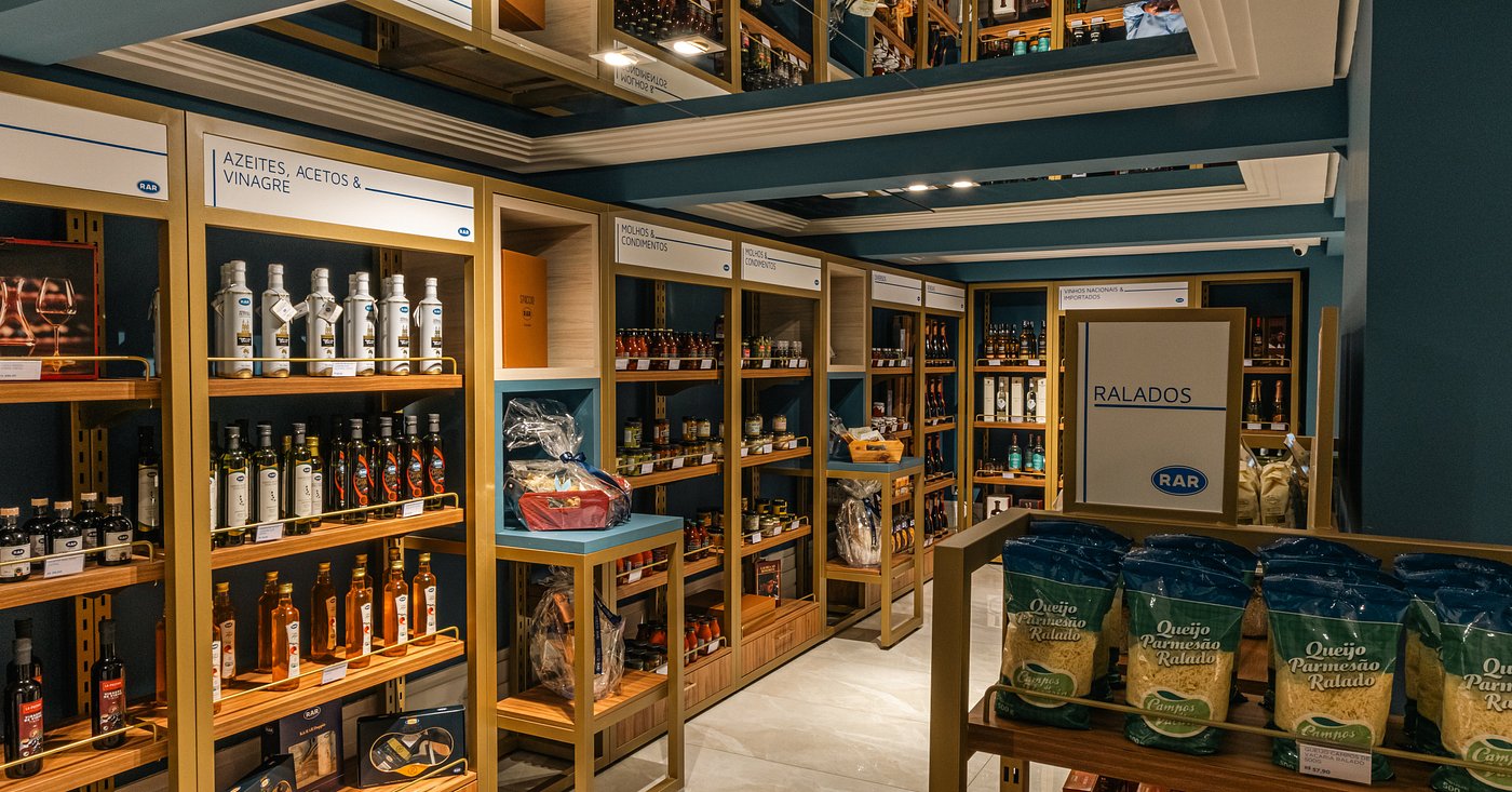 Empório Spaccio RAR Gramado com prateleiras exibindo diversos produtos italianos de alta qualidade
