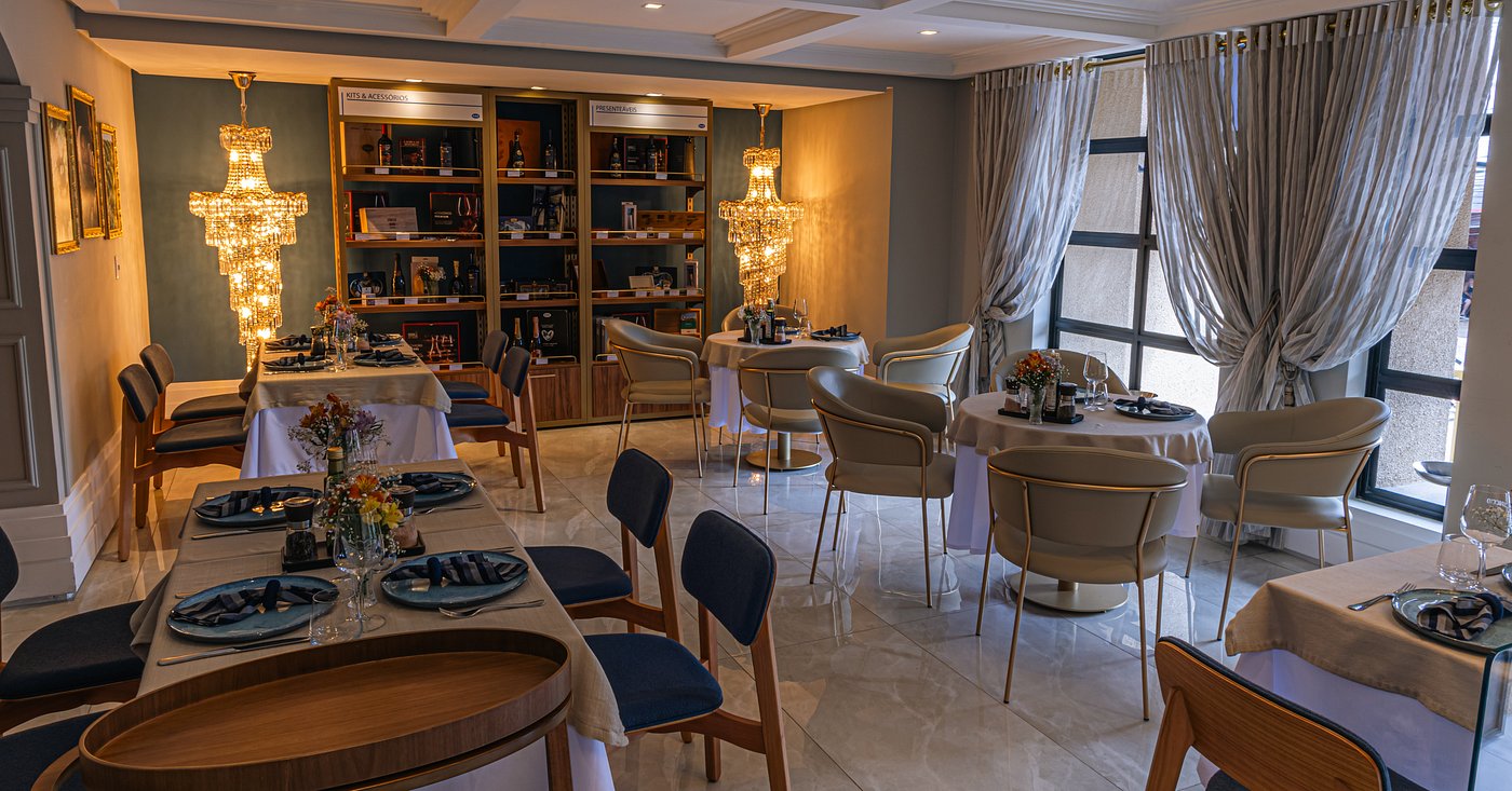Interior do restaurante Spaccio RAR Gramado, mostrando a decoração sofisticada e o ambiente aconchegante