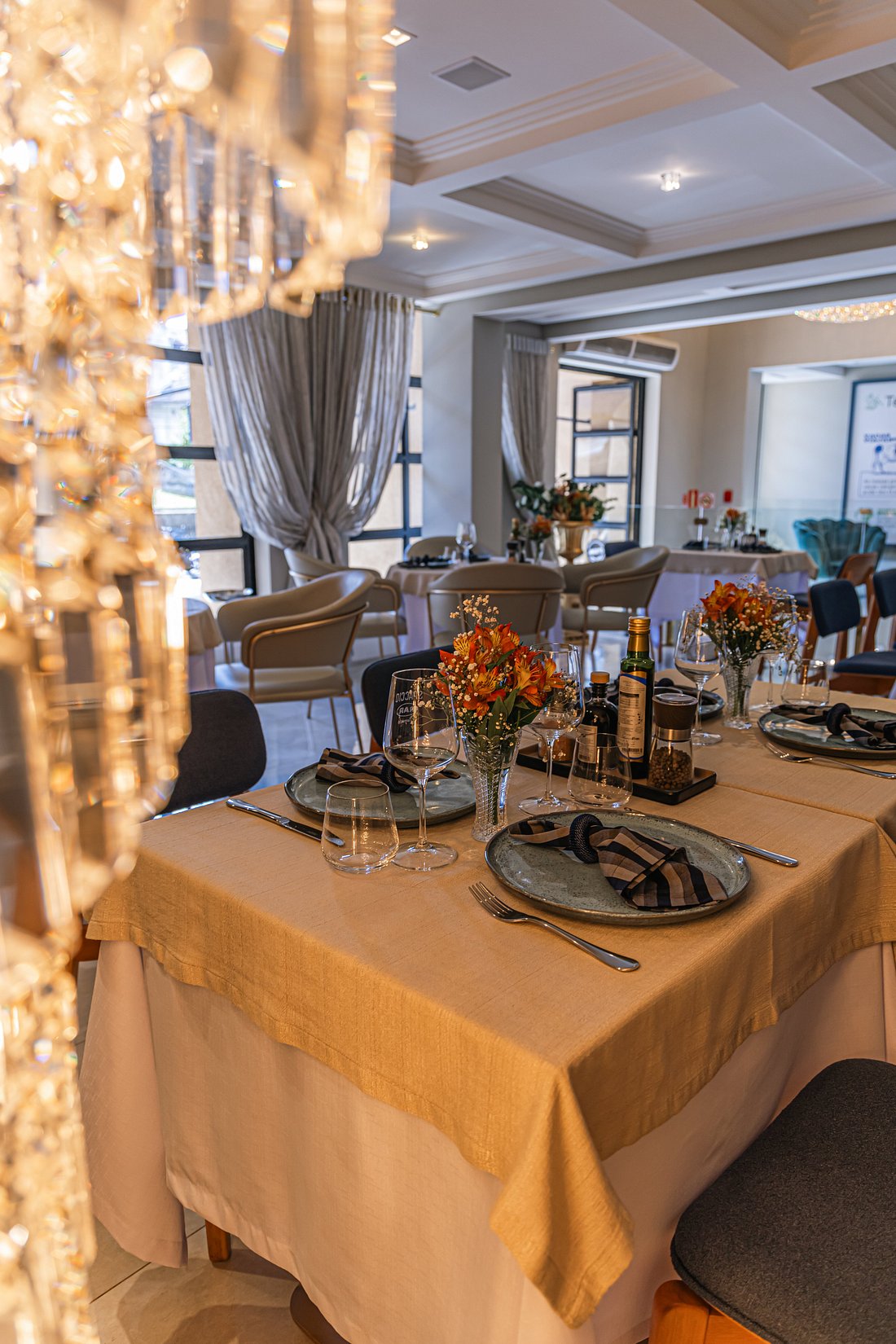 Mesa preparada na Trattoria Spaccio RAR Gramado com decoração elegante e ambiente aconchegante